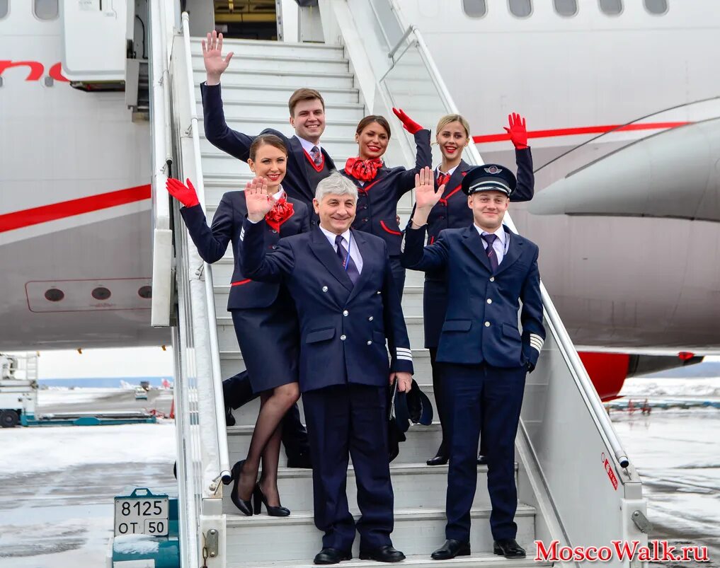 Экипаж борт. Стюардесса royal jordanian. Стюардессы авиакомпании бритиш эйрвейз. Iberia airlines стюардессы. Летчик и стюардесса.