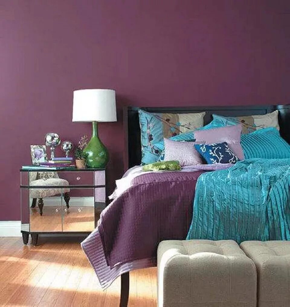 Сочетание цветов бирюзовый. Цветовые сочетания в интерьере. Сиреневые стены в спальне. Цветовые сочетания с сиреневым в интерьере. Сиреневый цвет в интерьере.