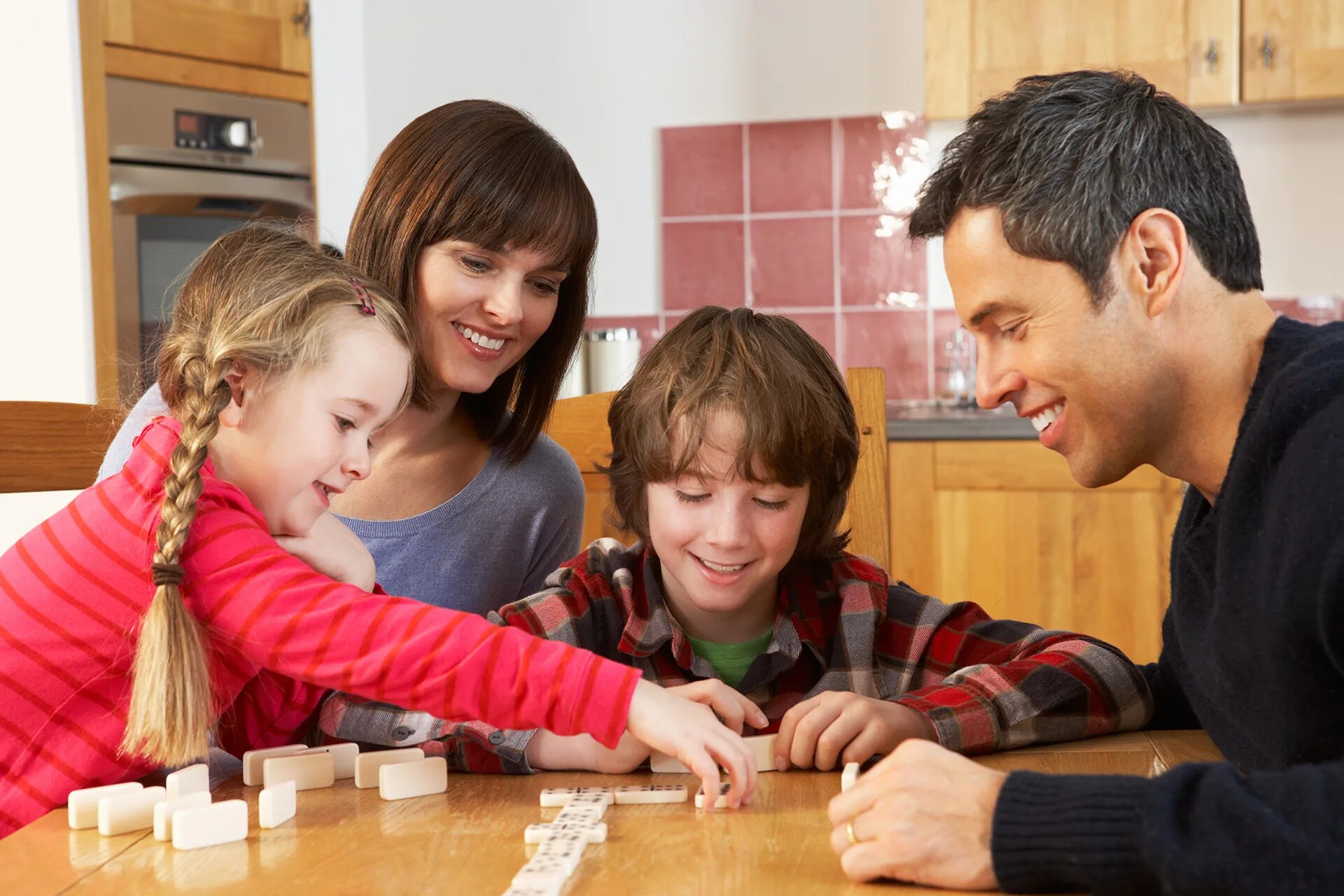 Родители и дети. Совместные игры с детьми. Общение в кругу семьи. Ребенок в семье.