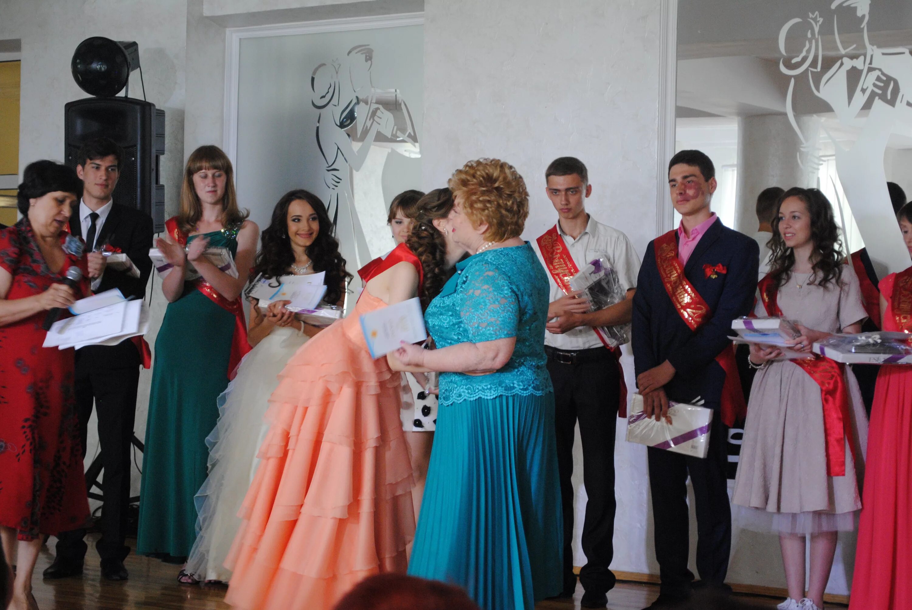 С последним звонком племянника. Аа последний выпускной ты тб. Родители на выпускном в школе. Подарок от родителей на выпускной 11. Оригинально родители на выпускном.