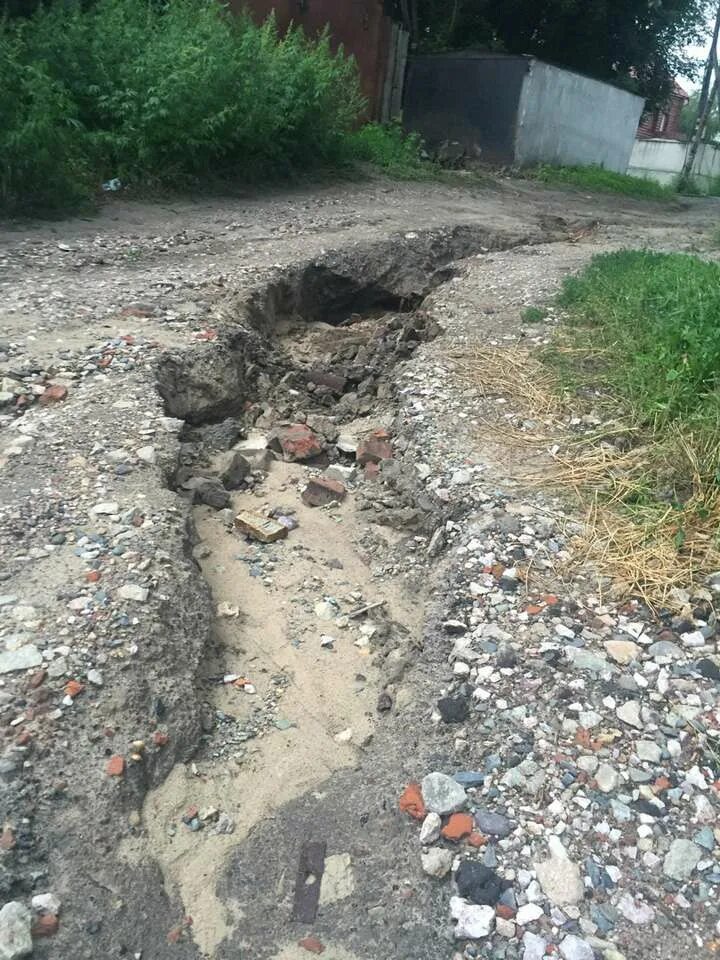 Дожди так размыли дорогу что дальше пришлось. Дороги размыло. промоина на дороге. промоины дождевые. дорогу размыло дождем.
