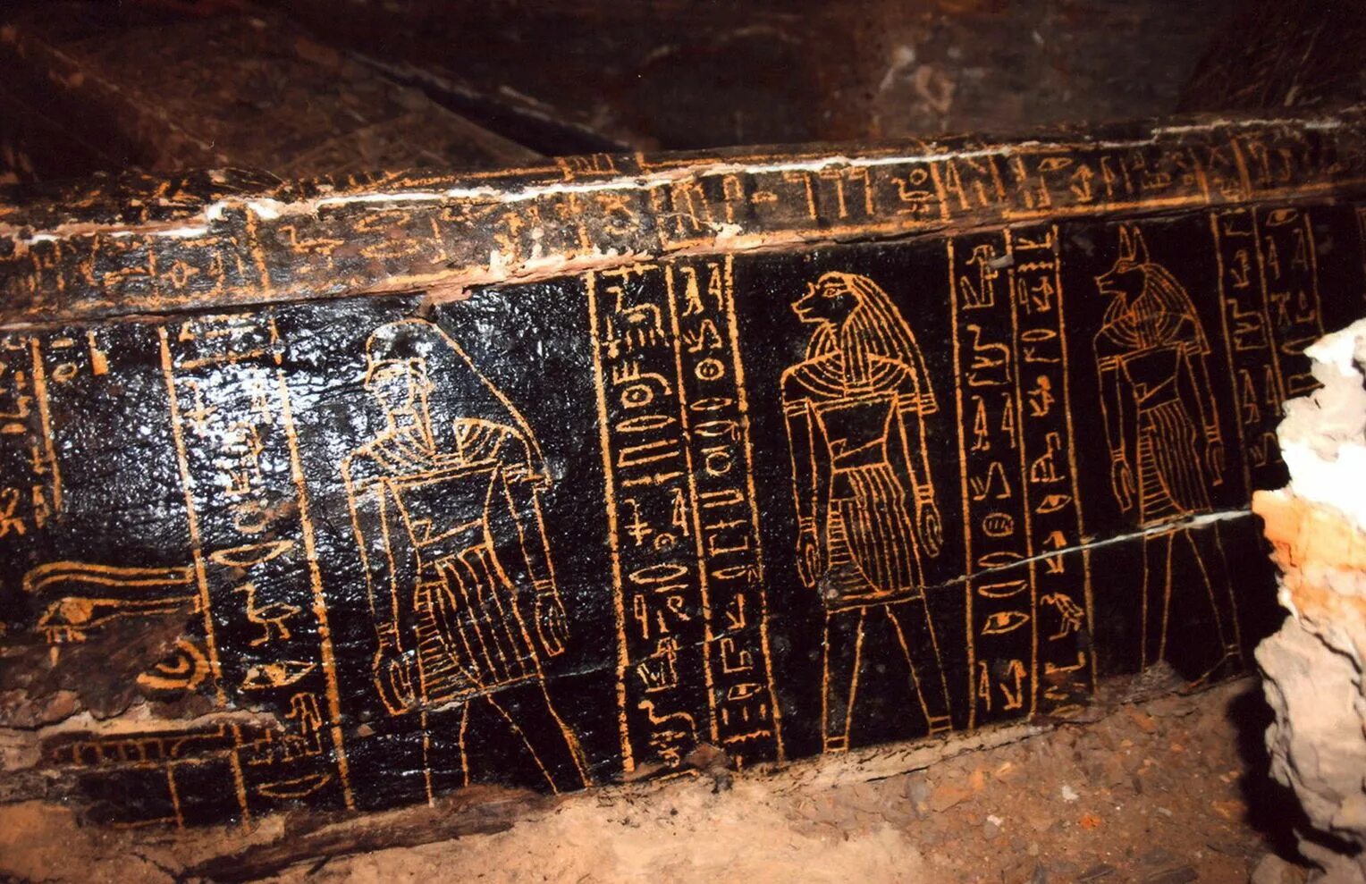 саркофаги в каирском музее. гробница тутанхамона в египте. саркофаг тутанхамона. саркофаг фараонов музей каира. древние саркофаги в египте.