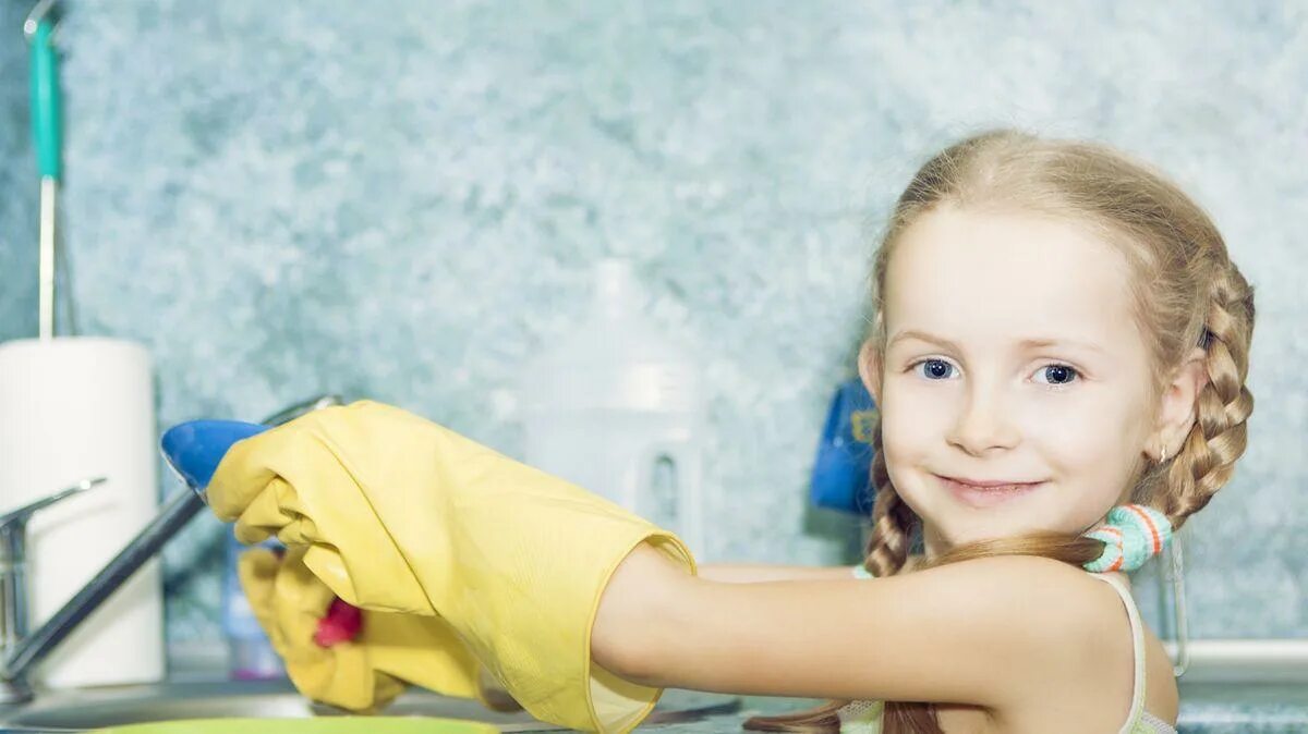 Девочки пробуют. Дети и сладкое. Маленькая девочка пробует. Девочка ест творог. Дети за столом.