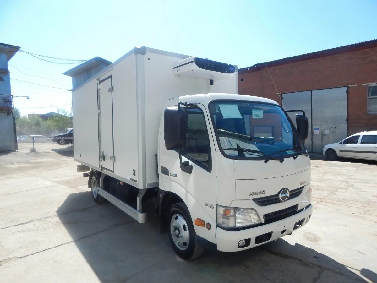 Дром ру купить грузовик. Хино 300 3т. Хино 300 рефрижератор 5т. Hino 300 3.5. Hino 300 7.5т.