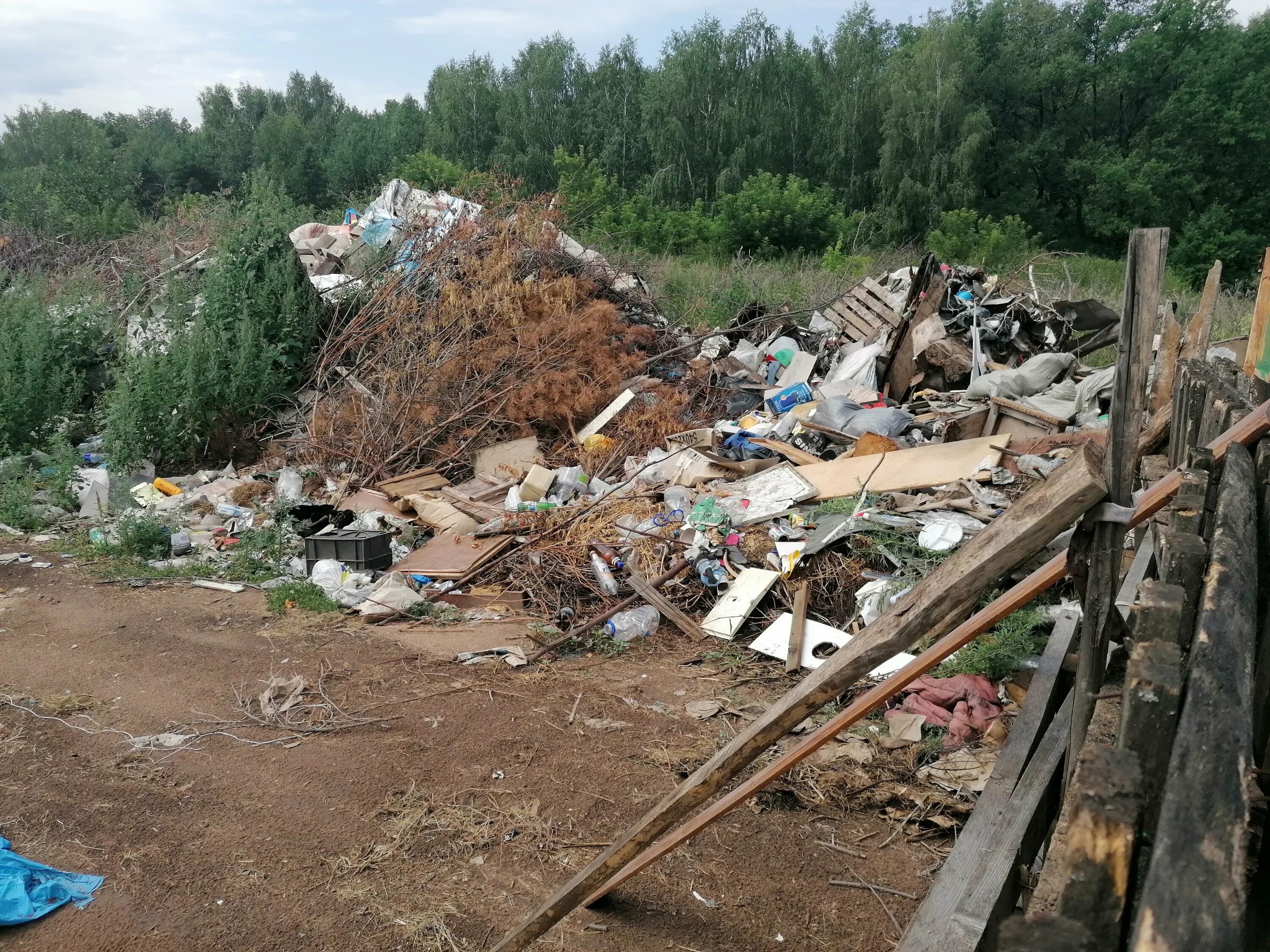 Свалка 2014 года. Несанкционированные свалки Уфа свалки Уфа. Свалка мусорная большая полигон под Москвой. Мусорный полигон в Дубне Тульской области.