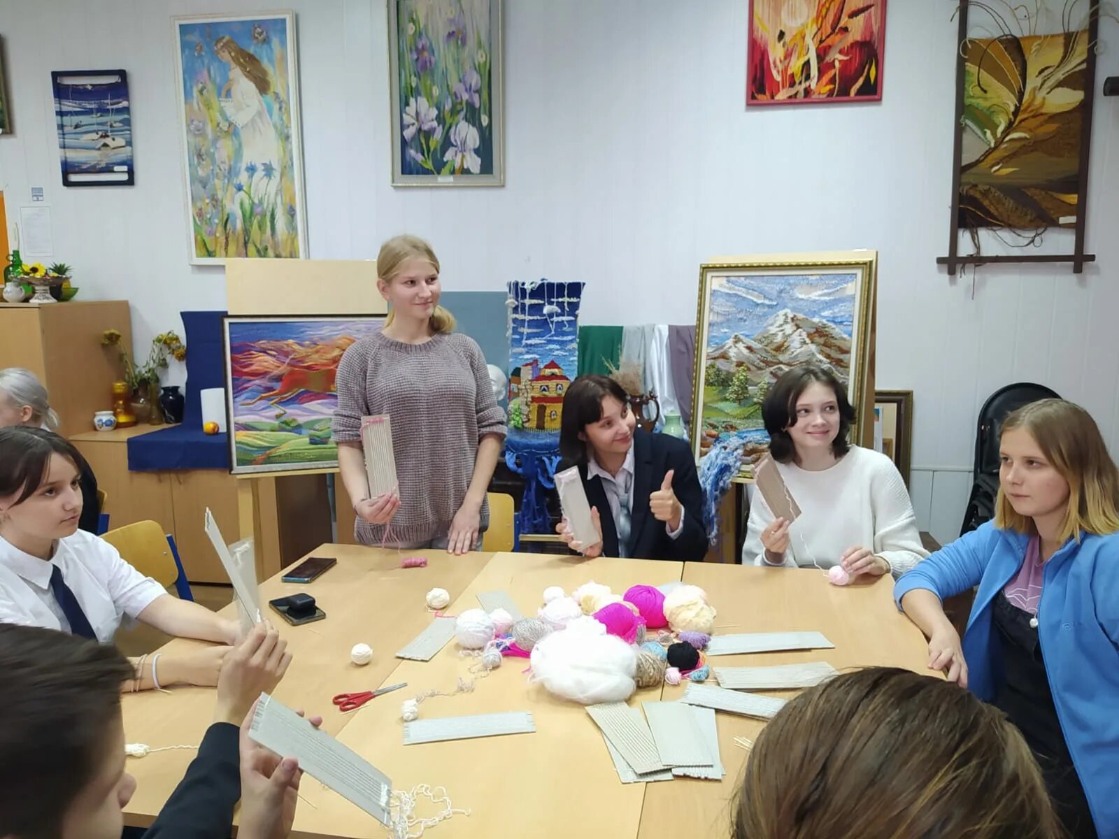 Учитель рисования. Учитель изобразительного искусства. Образ учителя в изобразительном искусстве. Преподаватель изо москва. Преподаватель рисунка живопись.