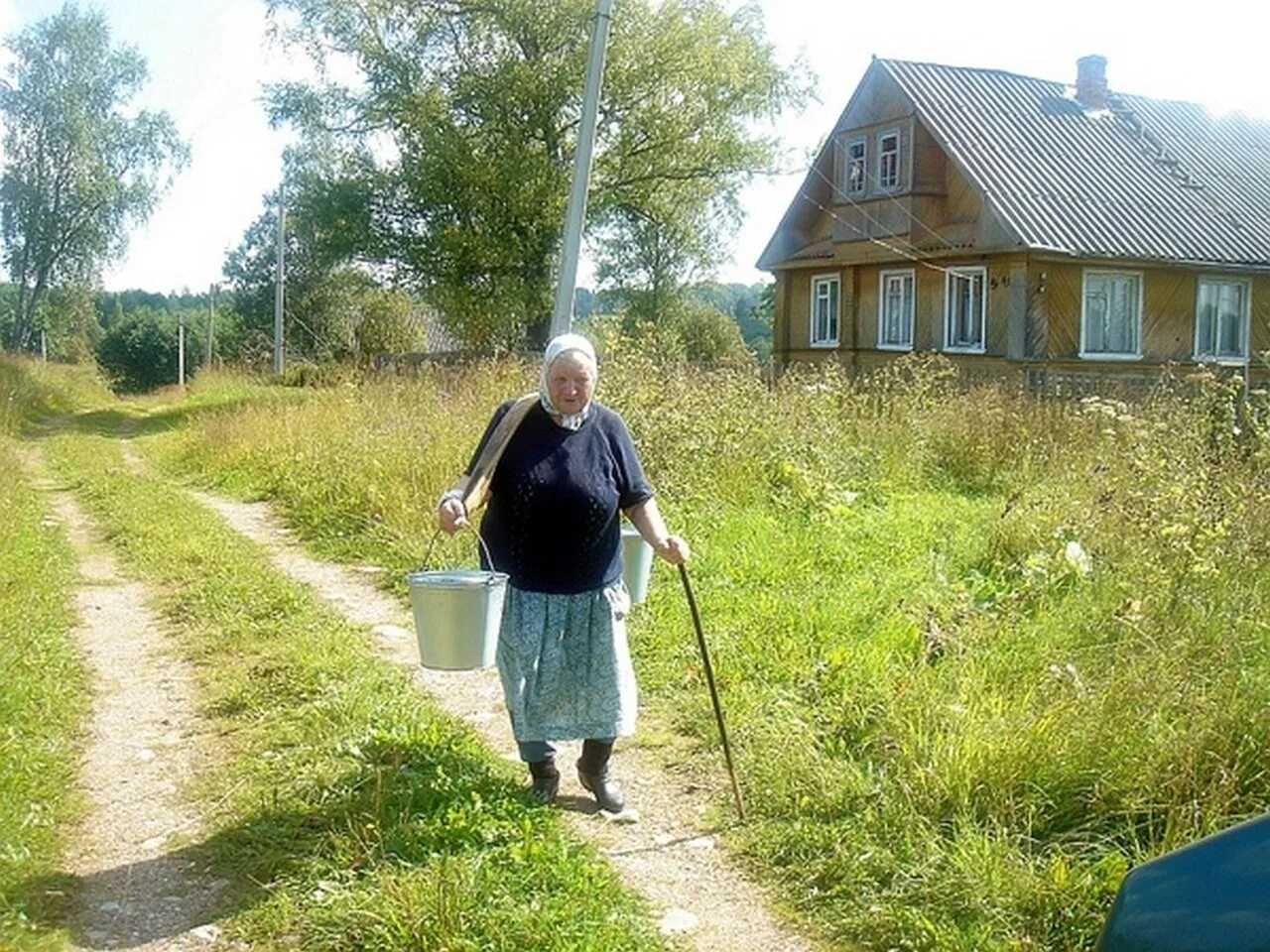 Бабушка село. Деревенская бабушка. Бабушка в деревне. Старушка в деревне. Деревенская старушка.