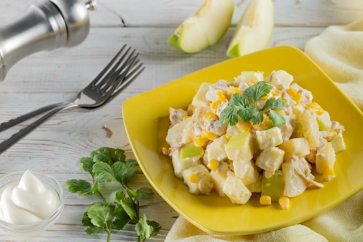 Ананасовый салат с куриной грудкой. Салат с ананасом и курицей. Салат с ананасом и куриной грудкой. Куриный салат с ананасами.