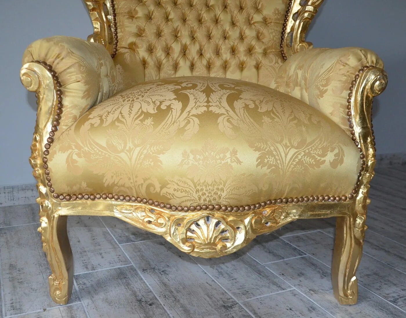 Золотое кресло. Кресло с золотым основанием. Красивое кресло с золотом. Красивые стулья.