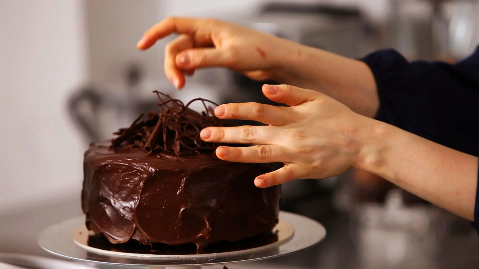 Кондитер украшает торты. Изделия из шоколада. Украшения из шоколада. Украсить торт шоколадной стружкой. Торт с шоколадной стружкой.