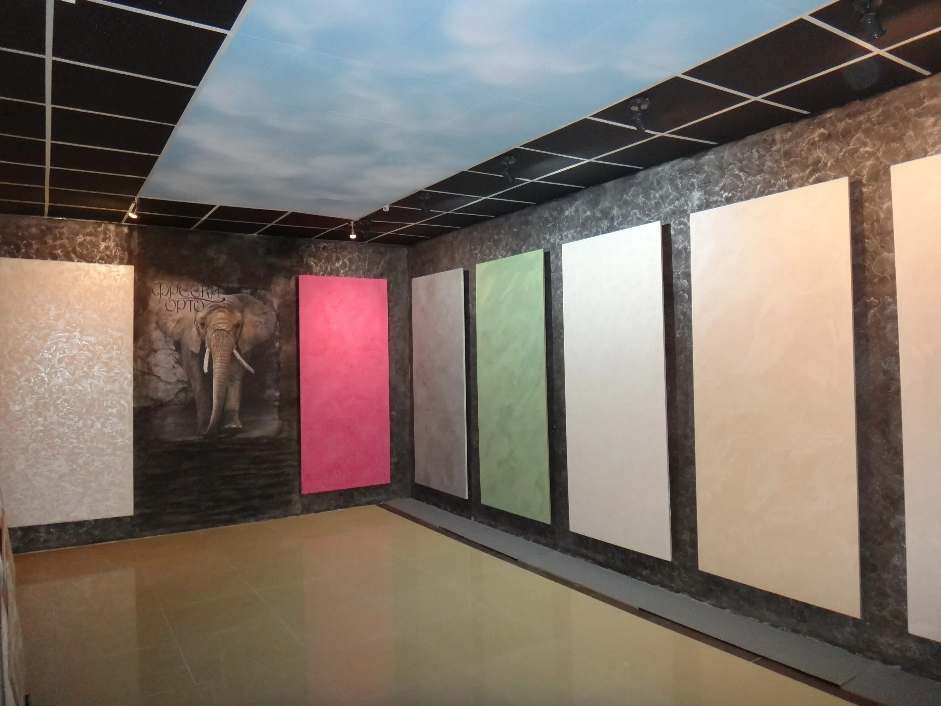 Декоративная штукатурка в студии. Салон декоративной штукатурки. Салон декоративных покрытий. Стенд для декоративной штукатурки. Интерьер салона декоративных штукатурок.