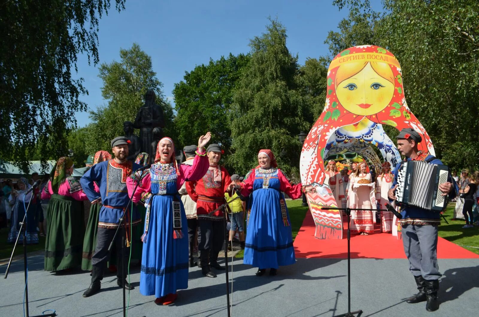 Праздник в Сергиевом Посаде. День города Сергиев Посад. Народное творчество Сергиев Посад. Оформление сцены на фестиваль народного творчества. Досуг сергиевом посаде