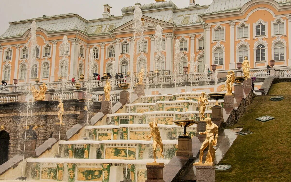 Петергоф в апреле. Петергоф в санкт-петербурге в апреле. петродворец в апреле. петергоф в конце апреля.