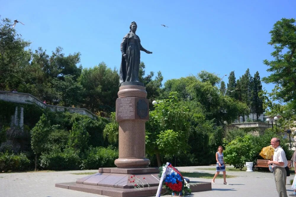 В каком году основан севастополь. Памятник мекензи севастополь. основание севастополя. основатели города севастополя. севастополь основание города.