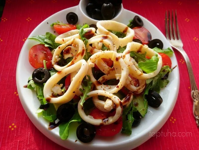 кальмар фаршированный грибами подача. кальмары постные. фаршированные кальмары миндальными лепестками. кальмары в пост. салаты в пост из кальмаров.