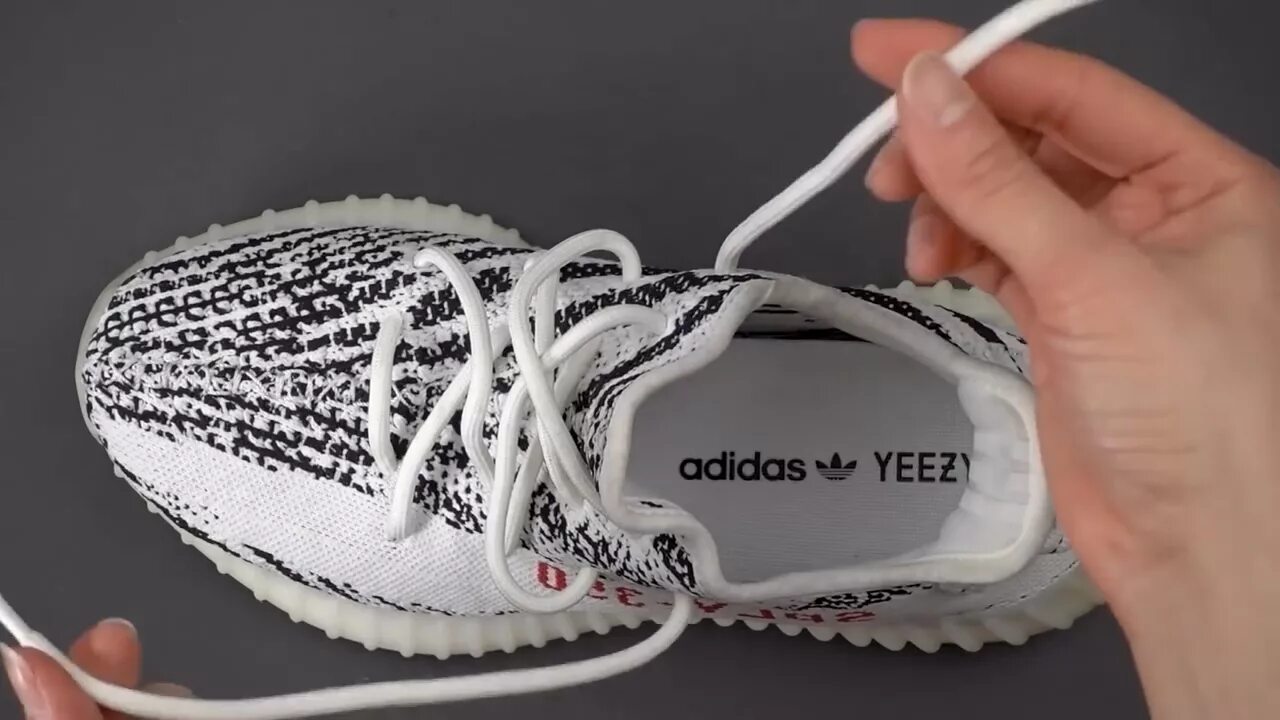 Как завязывать кроссовки адидас. Adidas Yeezy 350 шнуровка. Шнуровка adidas Yeezy Boost 350. Adidas Boost 350 шнуровка. Adidas Yeezy Boost 350 свободная шнуровка.