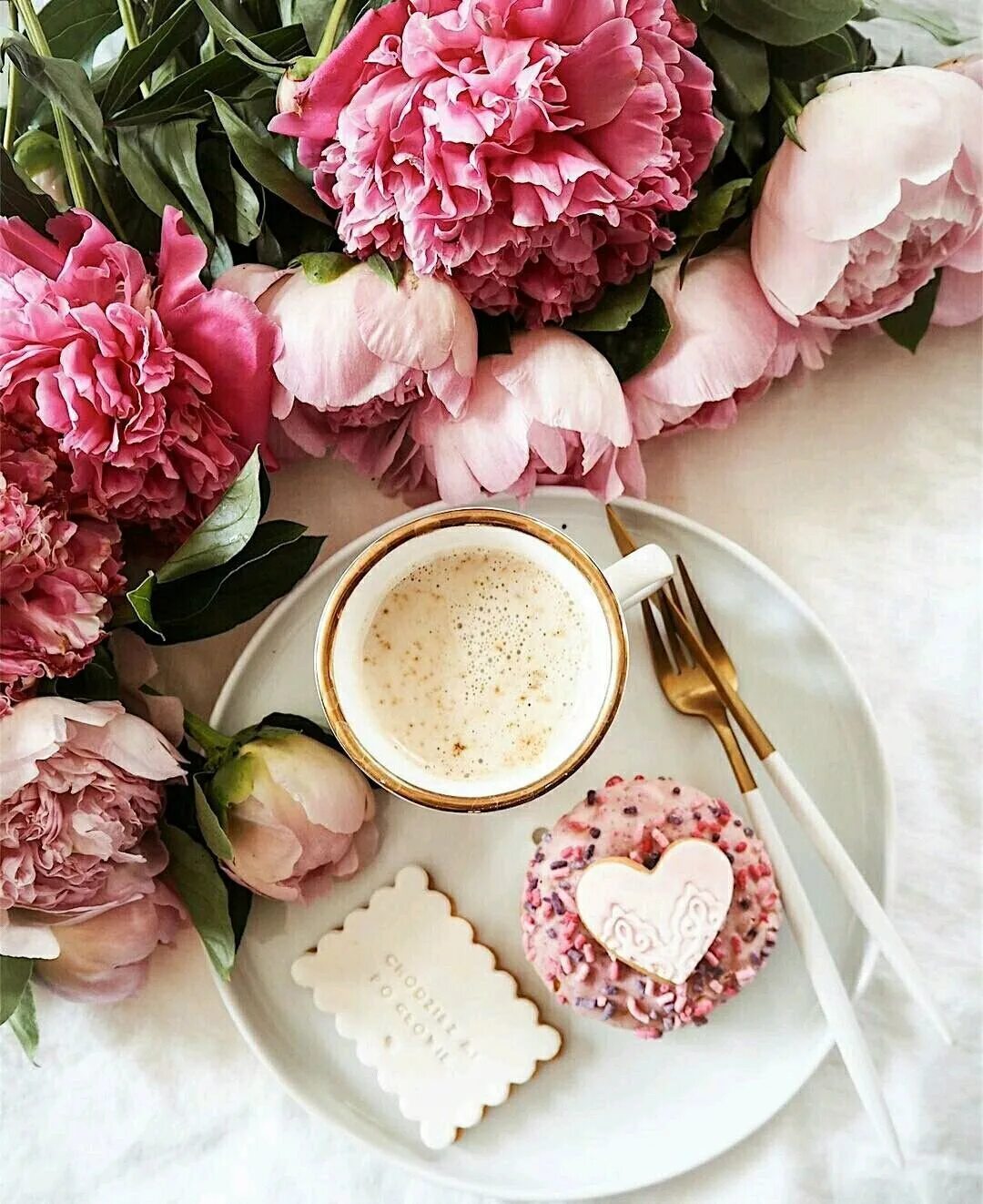 С добрым утром красивые современные. Кофе и цветы. Утренние цветы. Доброе утро пионы. Пионы и кофе.