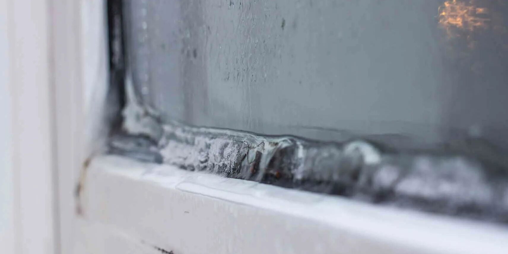 Почему на стекле окна образуется лед. Промерзают пластиковые окна. Почему на пластиковых окнах не образуется лед. Плачущие окна конденсат. При сильных морозах появляется лед на подоконнике.