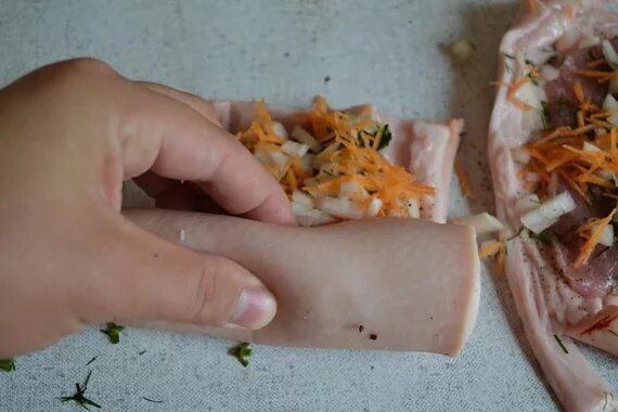Рулет из свиной шкурки с мясом. Что можно приготовить из свиных шкурок. Закуска из свиных шкурок. Шкурки свиные прессованные. Шкурки свиные прессованные.