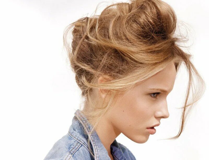 Шегги стрижка 2022. Каре кудри балаяж. Небрежные прически на средние волосы с крабиком. Омбре на каре кудри. Легкая небрежность в прическе.