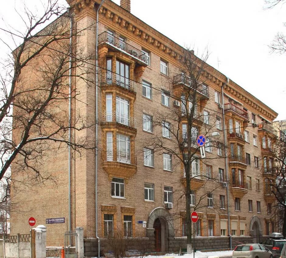 Фасад здания сталинский ампир. Сталинский дом. Сталинки жилые. Сталинская архитектура в минске. Сталинский ампир кутузовский проспект.