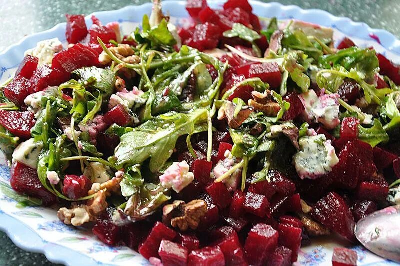 Салат со свеклой и фетой. Салат со свёклой и сыром фета. Салат руккола свекла. Салат со свеклой и творожным сыром. Салат со свеклой и козьим сыром.