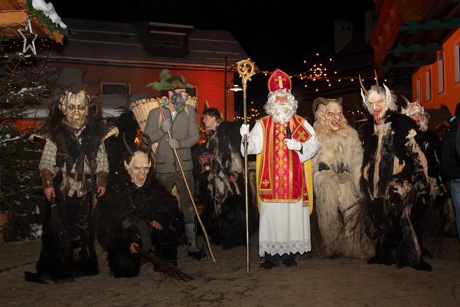 Святой синтерклаас. Святой николай и крампус рождество в австрии. Новогодний святой у австрийцев 9 букв. Новогодний святой у австрийцев 9 букв. Крампус фестиваль австрия.