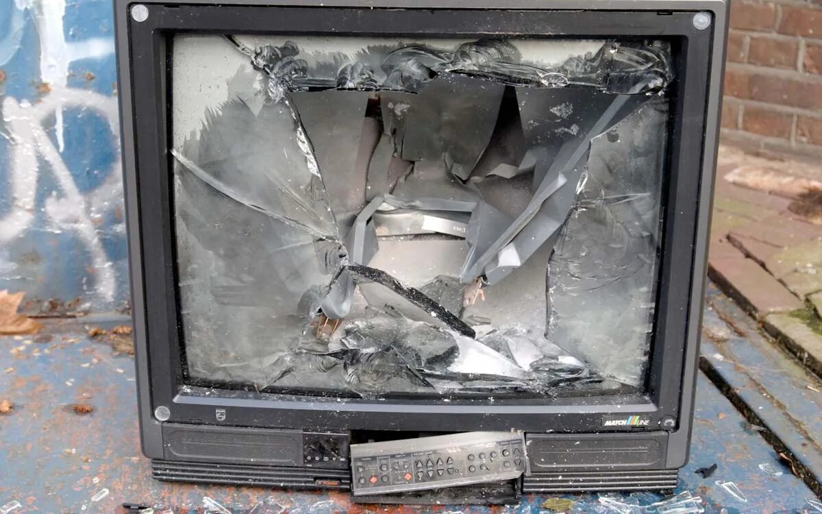 Сломанный телевизор. Разбитые телевизоры. Разбитый старый телевизор. Старый сломанный телевизор.