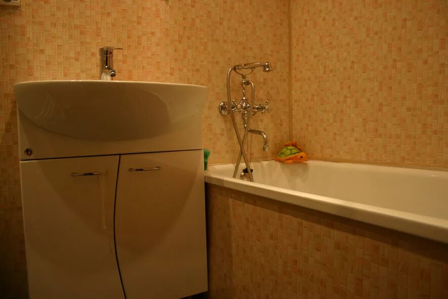 Туалет и ванная панелями пвх. Панель для ванны. Панели пвх для туалета. Отделка туалета пластиковыми панелями. Туалет отделанный панелями.