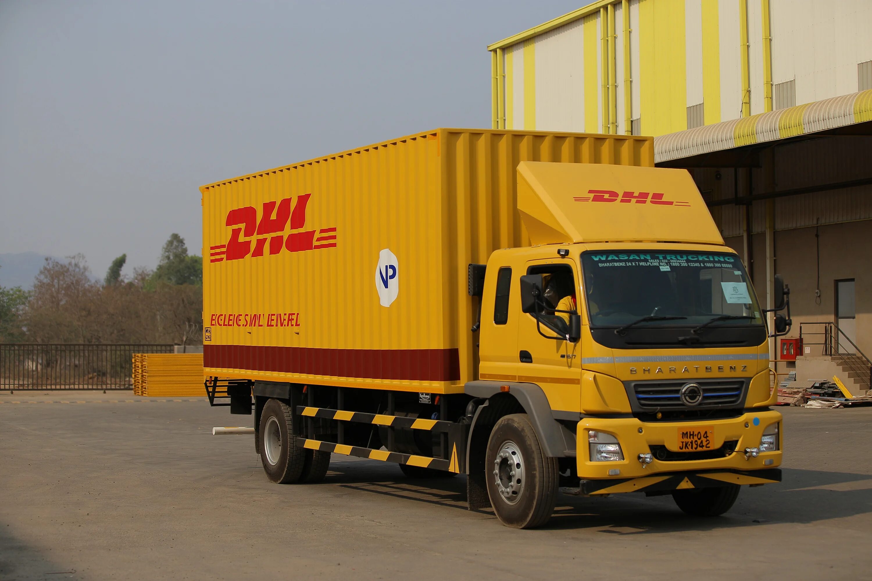 DHL Express полуприцеп. DHL SMARTRUCKING. DHL фура. DHL Express фуры. Helion dhl 6