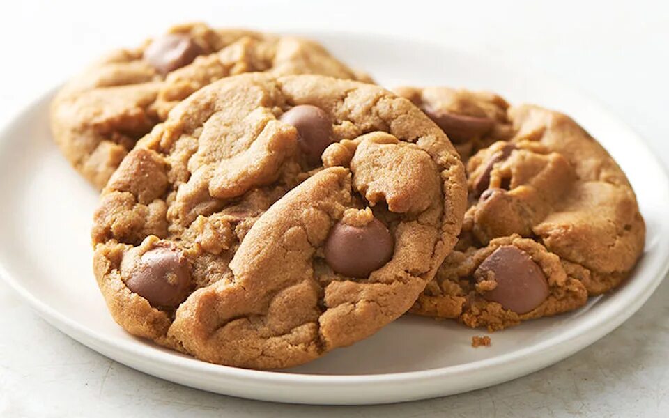 Печенье овсяное кукис. Печенье американ кукис. Песочное печенье с арахисом. Американское печенье кукис. Печеньки на белом фоне.