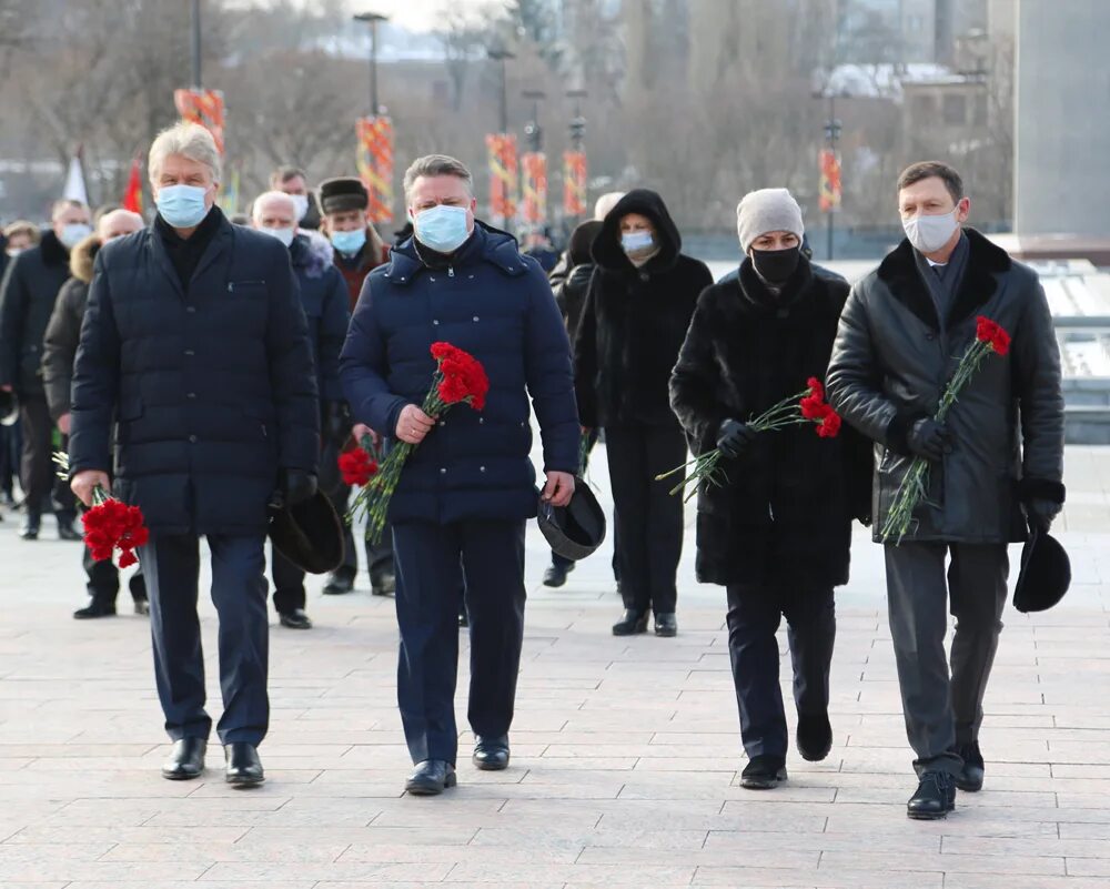 Что гудит в воронеже. Церемония возложения цветов. Возложение цветов в Воронеже. Возложение цветов 23 февраля. Возложение цветов Курск 23 февраля.