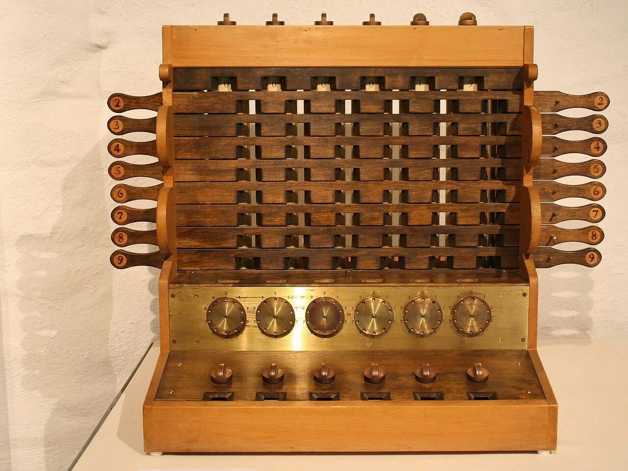 Счетная машина Вильгельма Шиккарда. Считающие часы Вильгельма Шиккарда. Первый механический калькулятор Вильгельма Шиккарда. Механическая счетная машина Шикарда 1623. First calculating