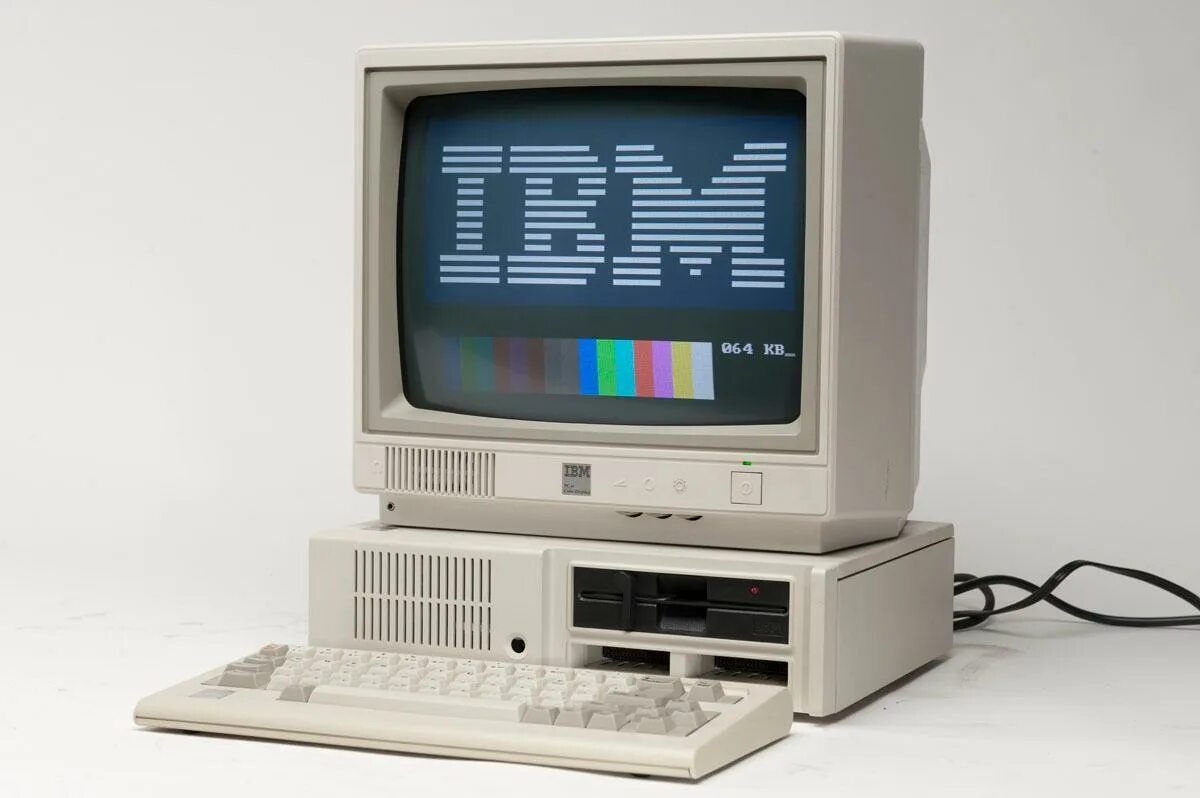 Как назывался 1 персональный компьютер. ПК IBM 5150. Первый персональный IBM PC (модель IBM 5150). IBM PC 5150. Первый компьютер IBM 1981.