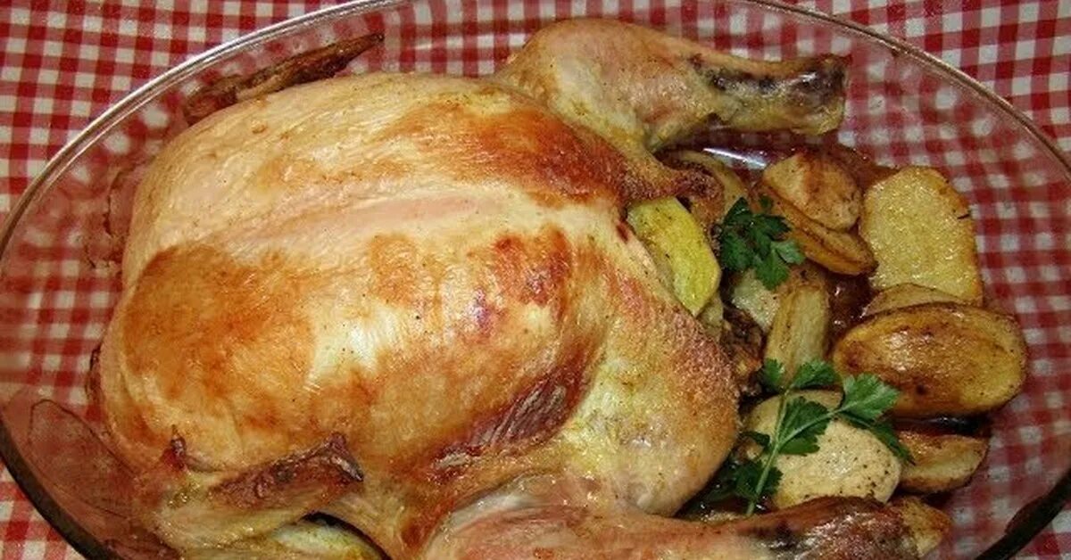 Как приготовить большую курицу в духовке целиком. Курица с картошкой в духовке. курица с картошкой целиком. запеченная курица с картошкой. курица в духовке целиком с картошкой.