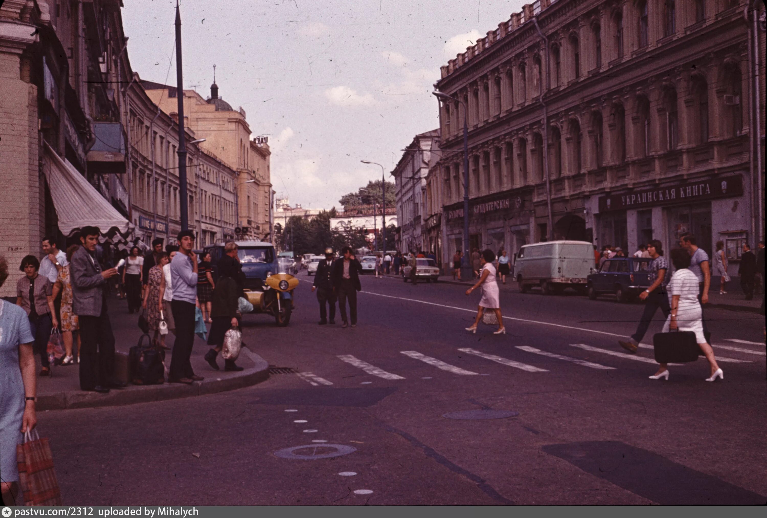 Москва 80х. Москва Арбат 1970-е. Арбат 1997. Улица Арбат в 90-е. Арбат улица Москва СССР.