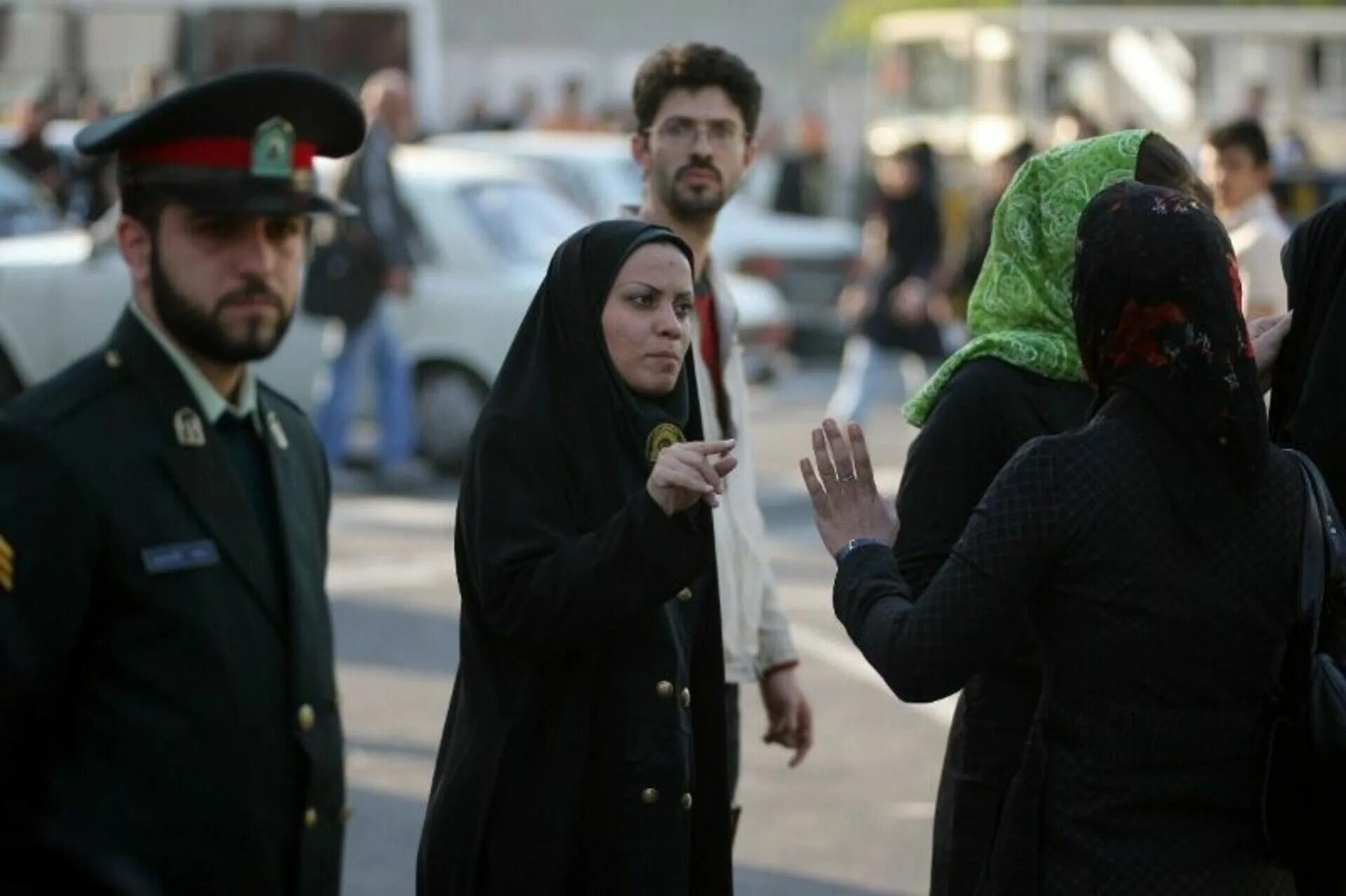 Полиция нравов Иран. Назидательный патруль Иран. Полиция нравов в Тегеране. Шариатская полиция Иран.