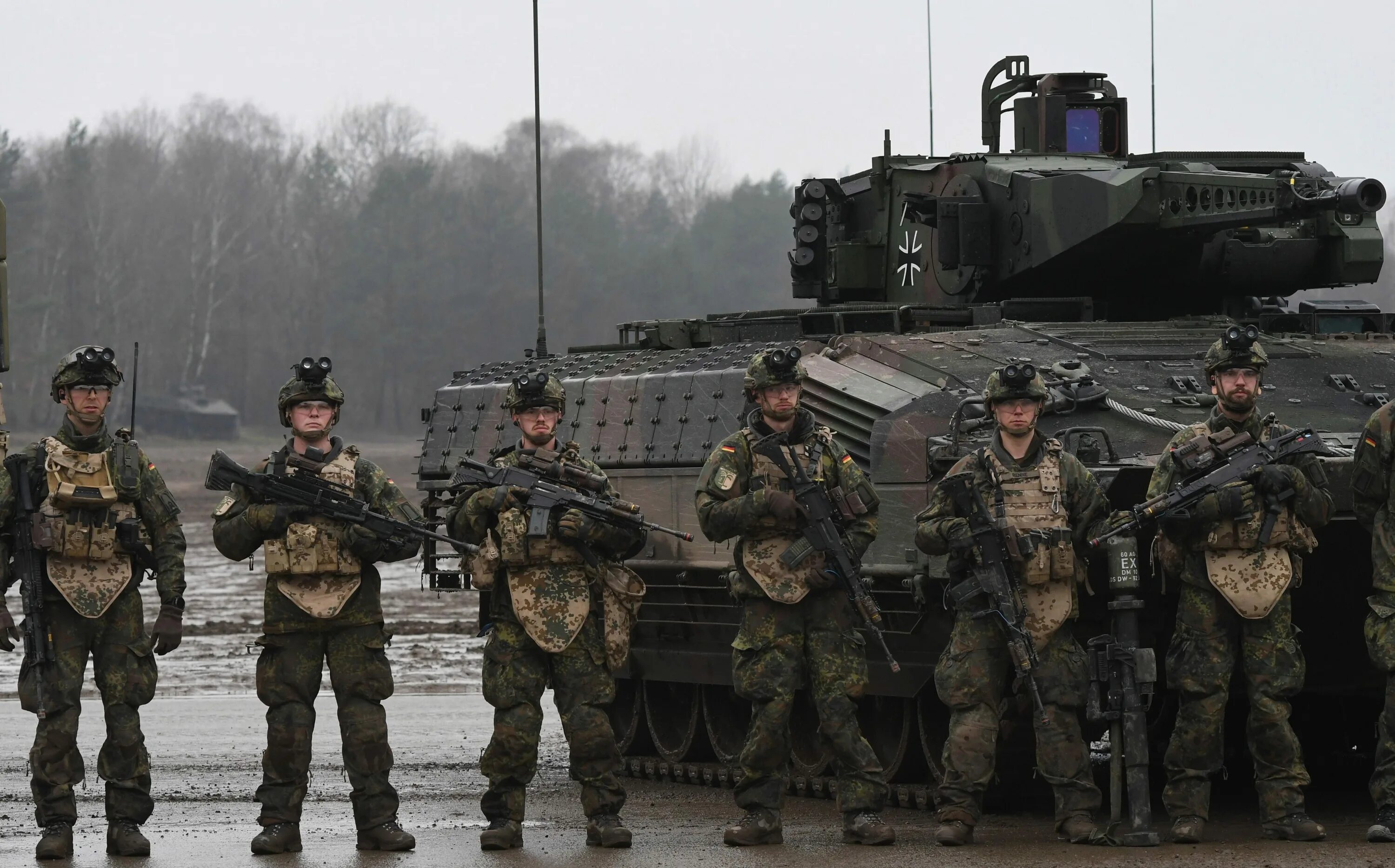 Бундесвер военные. Армия Бундесвера. Бундесвер ФРГ. Форма армии Бундесвера 2020. Немецкая армия Бундесвер.