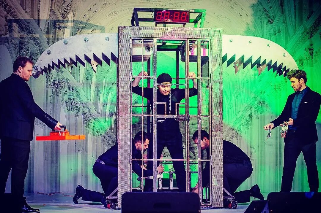 Братья сафроновы распиливание. Разоблачение фокусов сафроновых. Фокусы братьев сафроновых с разделением. Разоблачение фокусов сафроновых. Разоблачение фокусов сафроновых.