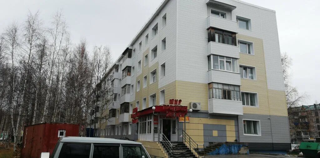 ул нефтяников 88 а нижневартовск. площадь нефтяников нижневартовск. нефтяников 80а. нижневартовский нефтяник. площадь нефтяников.