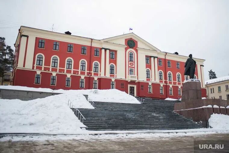 Сайт новоуральского городского суда свердловской области. Новоуральск администрация. Новоуральск администрация города. Здание администрации Новоуральска. Красный дом Новоуральск.