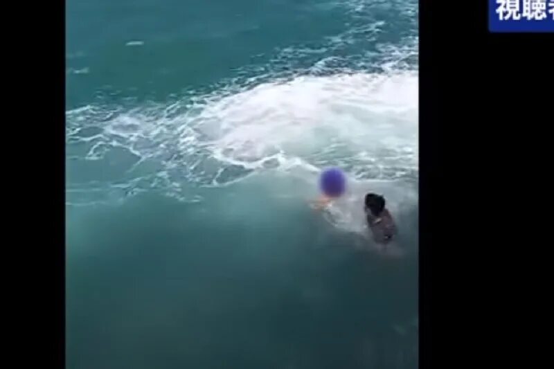 спасать тонущих людей в китае