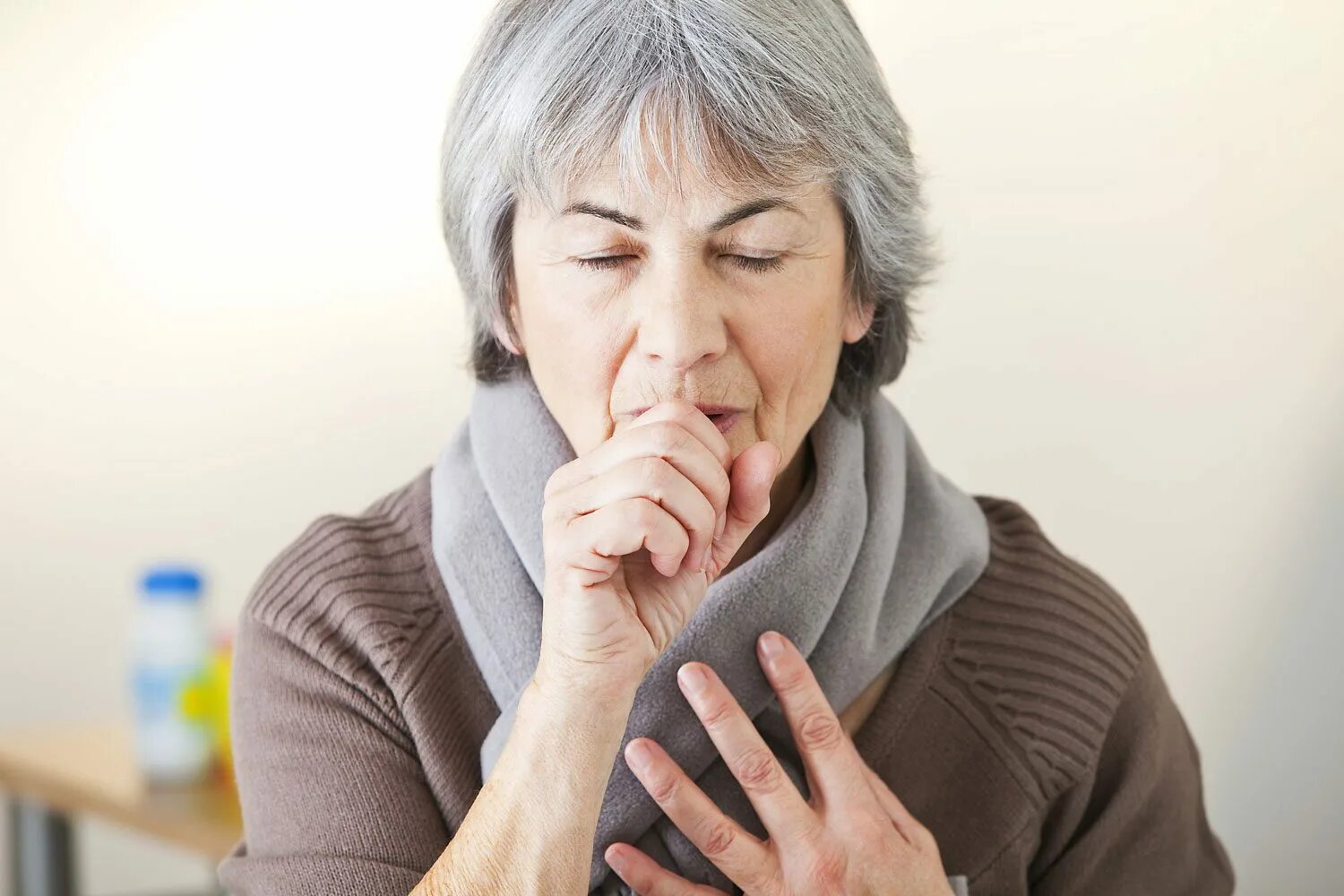 Страдающим тяжелыми хроническими заболеваниями. Бабушка кашляет. Женщина кашляет. Пожилой человек кашляет. Заболевания органов дыхания у пожилых.