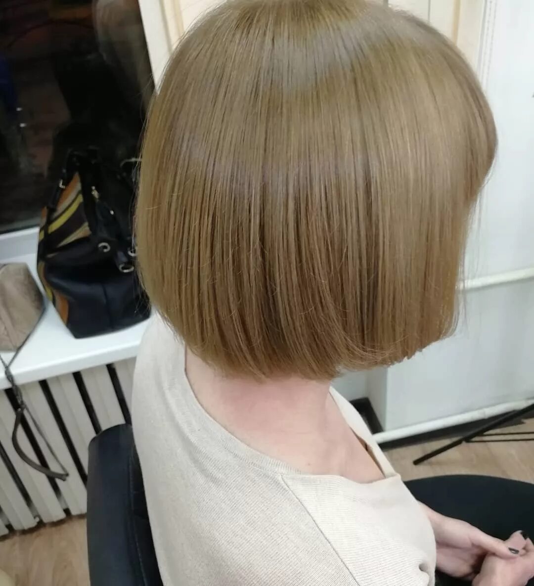 окрашивание на каре светлые тона. стрижки 2023 боб-каре женские боб. каре бежевого цвета. каре на русые волосы. балаяж персиковый блонд.
