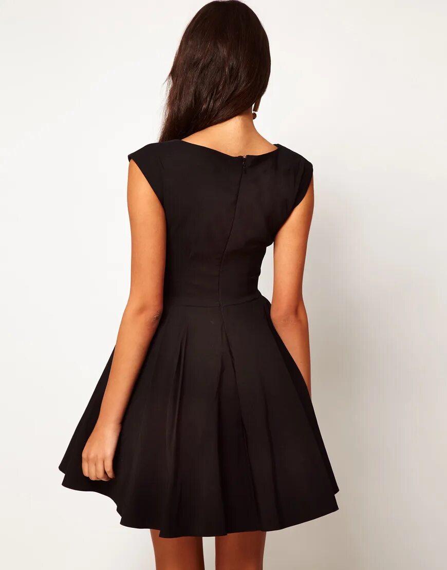 Платье с пышной юбкой. Красивые расклешенные платья. Платья асос с кольцом. Черное платье расклешенное от талии. Девушка в платье красивая.