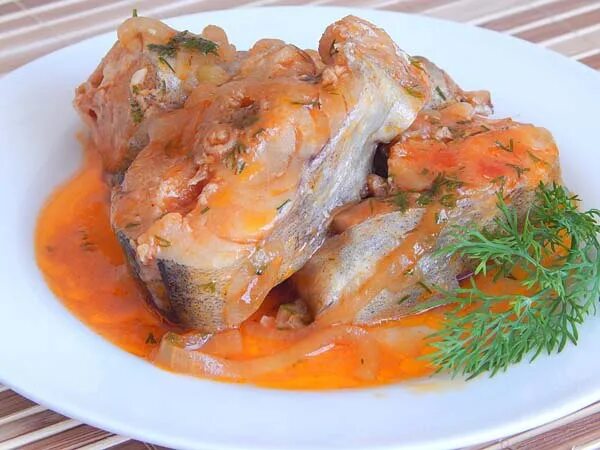 Рыба тушеная с морковью и луком. Тушеная рыба рецепт с фото. Рыба тушеная на сковороде. Как потушить рыбу. Тушеная рыба в сковородке.
