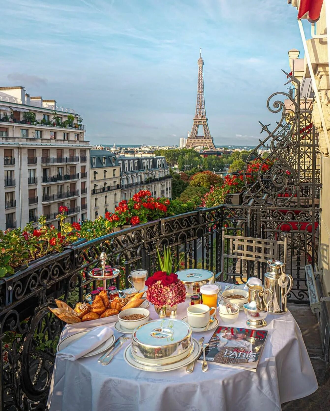 Изысканное место. Париж отель Plaza Athenee балкон. Отель Plaza Athenee Париж завтрак. Завтрак с видом на Эйфелеву башню. Ресторан в Париже с видом на Эйфелеву башню.