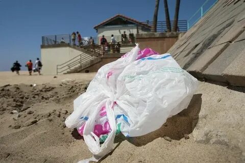 Полиэтиленовые пакеты легко разрушаются