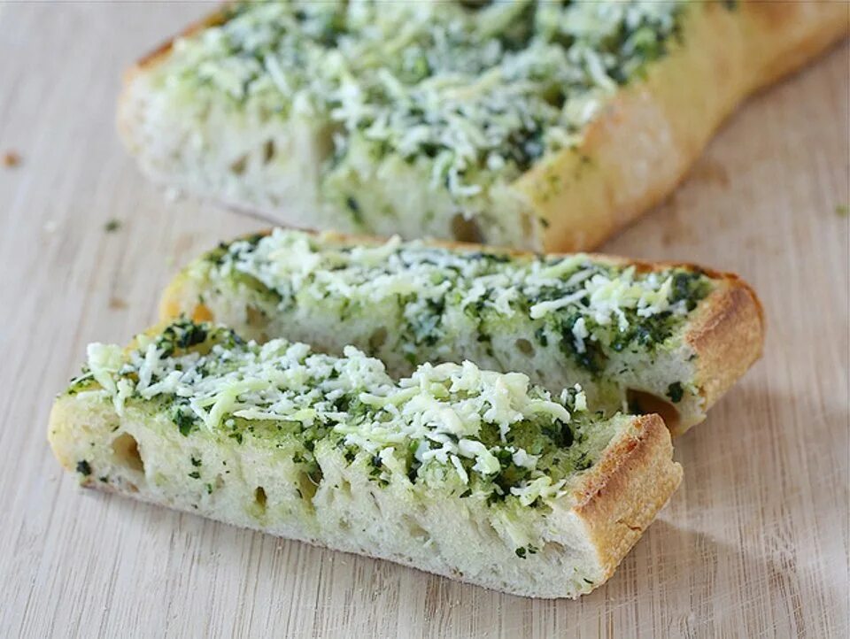 Рецепт хлеб чеснок масло. Хлеб с чесноком и зеленью. Чиабатта с сыром и чесноком. Чиабатта с зеленью и сыром. Хлеб с чесноком сыром и зеленью.