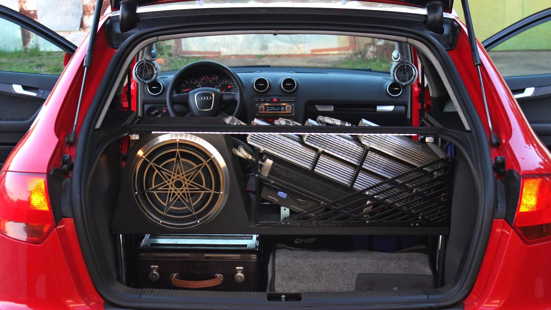 Автозвук ауди 80 б3. Шоу кары автозвуковые. Audi a3 2005 audio system. Ауди а3 автозвук. Ауди 80 автозвук.